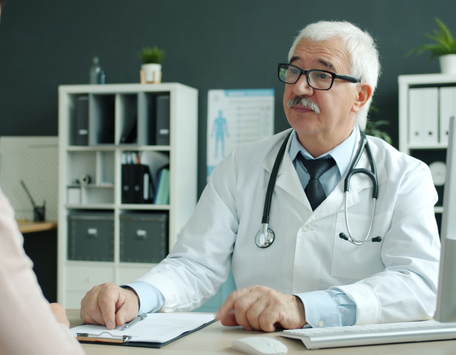 Médico atendendo paciente em consultório que utiliza o split de recebíveis InoveConta
