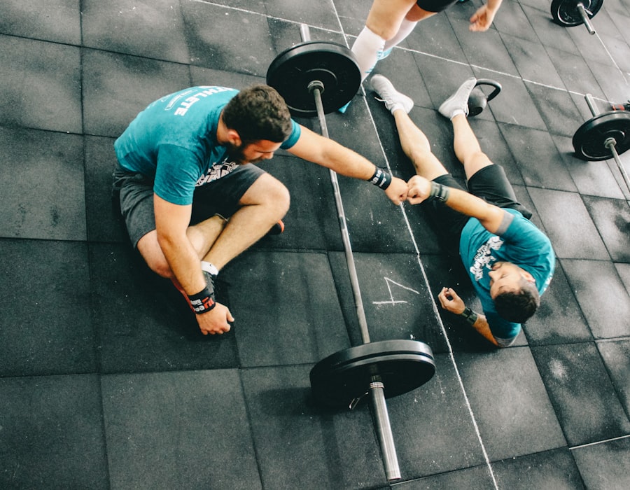 Personal trainer atendendo cliente em academia que utiliza o split de recebíveis InoveConta